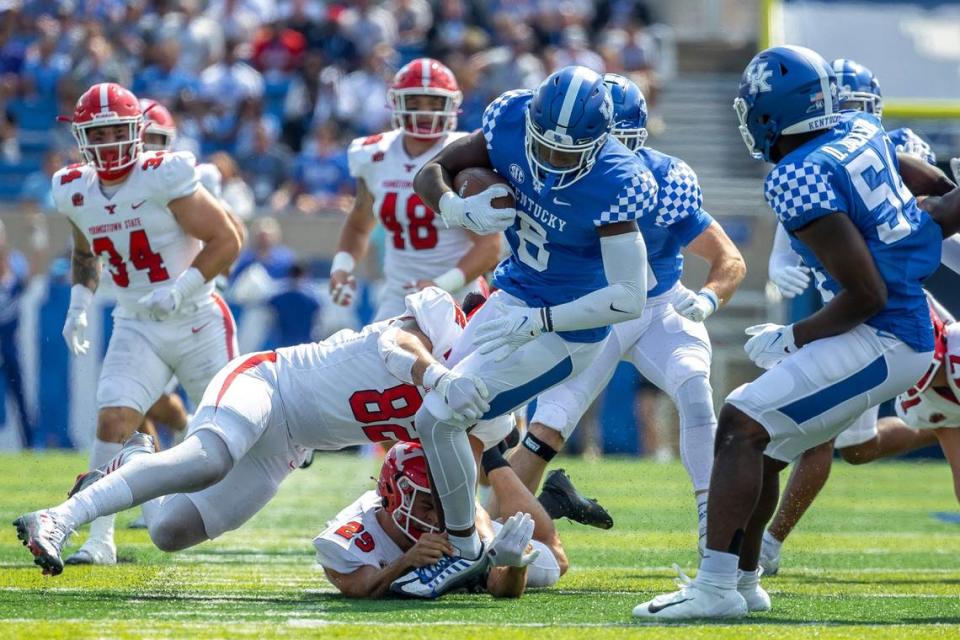 With the return of Liam Coen as Kentucky offensive coordinator, Wildcats tight end Izayah Cummings (8) is hoping to have a bounce-back year. Two seasons ago, with Coen in his first stint as UK OC, Cummings caught 14 passes for 195 yards and three touchdowns. Last year, with Coen serving as Los Angeles Rams offensive coordinator, Cummings had no catches and one end-around rush for 23 yards.