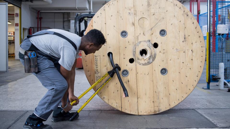 Nach seiner Flucht aus Eritrea hat Tedros Gebru eine Ausbildung bei Lapp abgeschlossen und arbeitet nun in der Kabelherstellung. Foto: Sebastian Gollnow