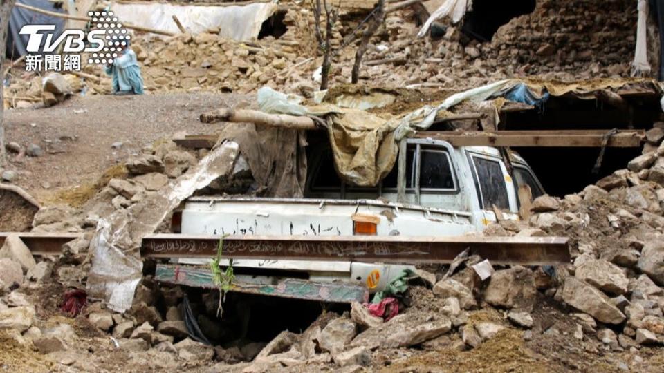 阿富汗22日遭遇規模6.1強震襲擊，倒塌房屋壓毀車輛。（圖／達志影像美聯社）