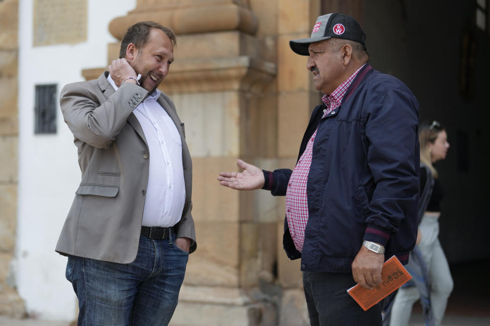 El alcalde electo Mikhail Krasnov conversa con un residente en Tunja, Colombia, el lunes 11 de diciembre de 2023. (AP Foto/Fernando Vergara)