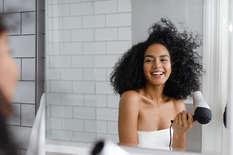 Aufwendiges Bürsten und Trocknen der Haare gehört möglicherweise der Vergangenheit an. (Symbolbild: Getty Images)