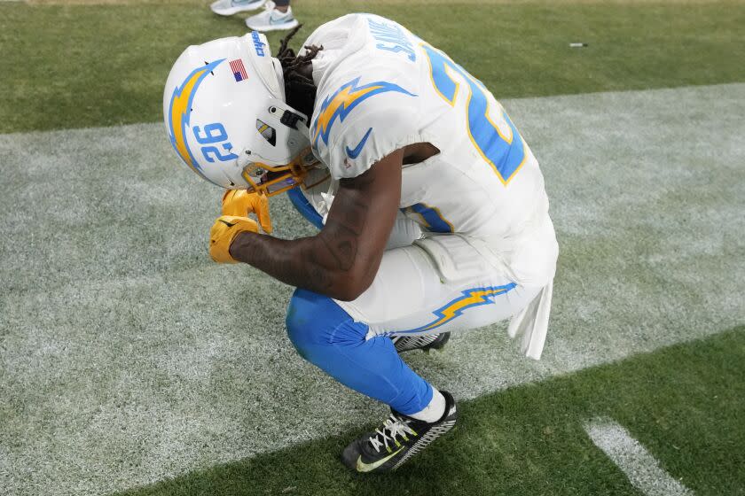 Asante Samuel Jr., cornerback de los Chargers de Los Angeles, se lamenta tras la derrota ante los Jaguars de Jacksonville en la ronda de comodines, el sábado 14 de enero de 2023 (AP Foto/Chris O'Meara)