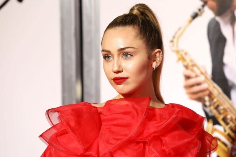 Los Ángeles, 15 may (EFEUSA).- La cantante y actriz Miley Cyrus formará parte del elenco de la quinta temporada de "Black Mirror", que se estrenará en la plataforma digital Netflix el próximo 5 de junio.