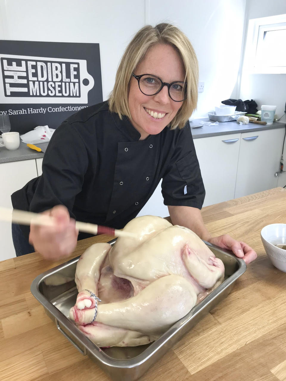 Bäckerin Sarah Hardy erlaubte sich an Weihnachten einen kleinen Familienscherz. (Bild: Caters news)