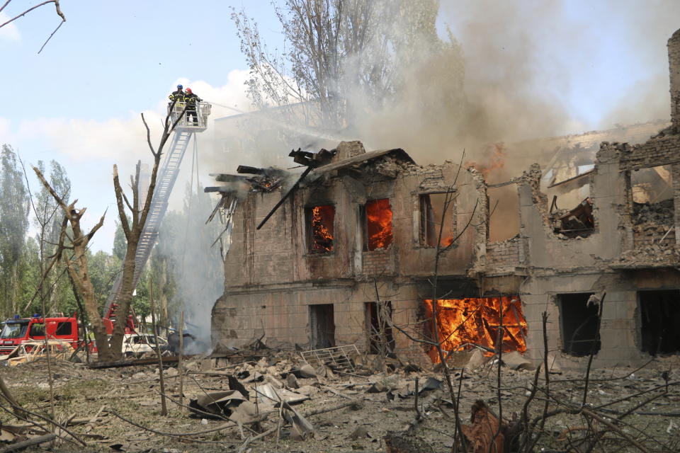 En esta foto distribuida por el Servicio Estatal de Emergencias de Ucrania, los bomberos echan agua sobre un policlínico tras un ataque ruso a la ciudad de Dnipró, Ucrania, viernes 26 de mayo de 2023. (Servicio Estatal de Emergencias de Ucrania via AP)