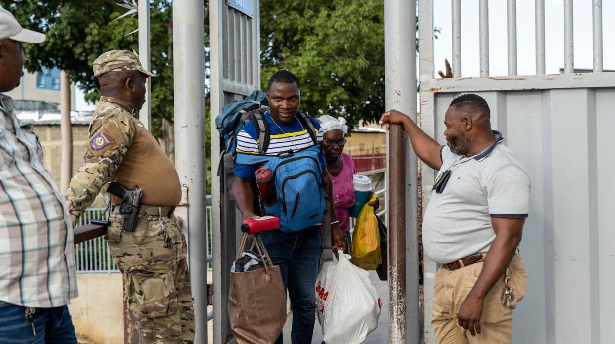 Haitianos deportados de la República Dominicana regresan a través de la frontera. <a href="https://www.gettyimages.com/detail/news-photo/photo-taken-from-haiti-shows-haitians-deported-from-news-photo/1679819363?adppopup=true" rel="nofollow noopener" target="_blank" data-ylk="slk:Steven Aristil/Anadolu Agency via Getty Images;elm:context_link;itc:0;sec:content-canvas" class="link ">Steven Aristil/Anadolu Agency via Getty Images</a>