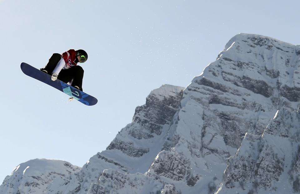 Canada's Maxence Parrot performs a jump during the men's slopestyle snowboarding qualifying session at the 2014 Sochi Olympic Games in Rosa Khutor February 6, 2014. REUTERS/Dylan Martinez (RUSSIA - Tags: OLYMPICS SPORT SNOWBOARDING)