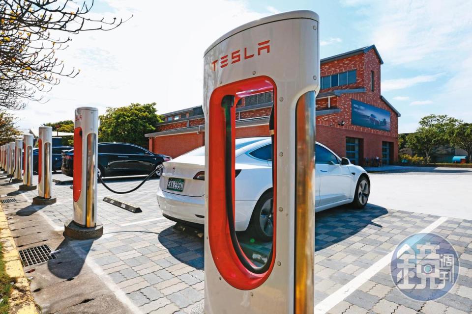 擊敗眾多同業，拿下電動大廠特斯拉（Tesla）在台灣的充電站建置訂單後，讓華城電能在汽車業聲名大噪。