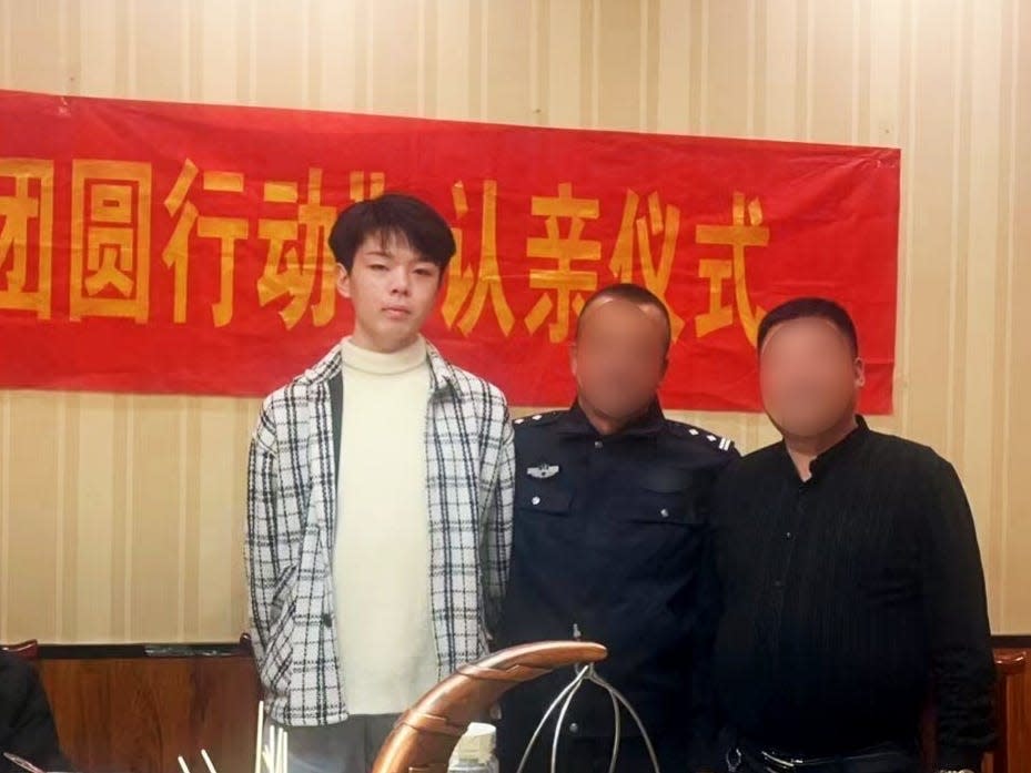 Liu Xuezhou posing with a police officer, his biological father, and a relative (far left)