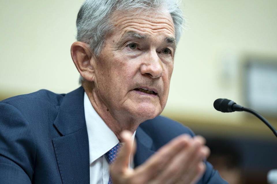 WASHINGTON, DC - 10 DE JULHO: O presidente do Federal Reserve, Jerome Powell, fala durante uma audiência do Comitê de Serviços Financeiros da Câmara sobre o relatório semestral de política monetária do Federal Reserve no Capitólio dos EUA em 10 de julho de 2024 em Washington, DC.  Powell discutiu a redução das taxas de inflação, dizendo 