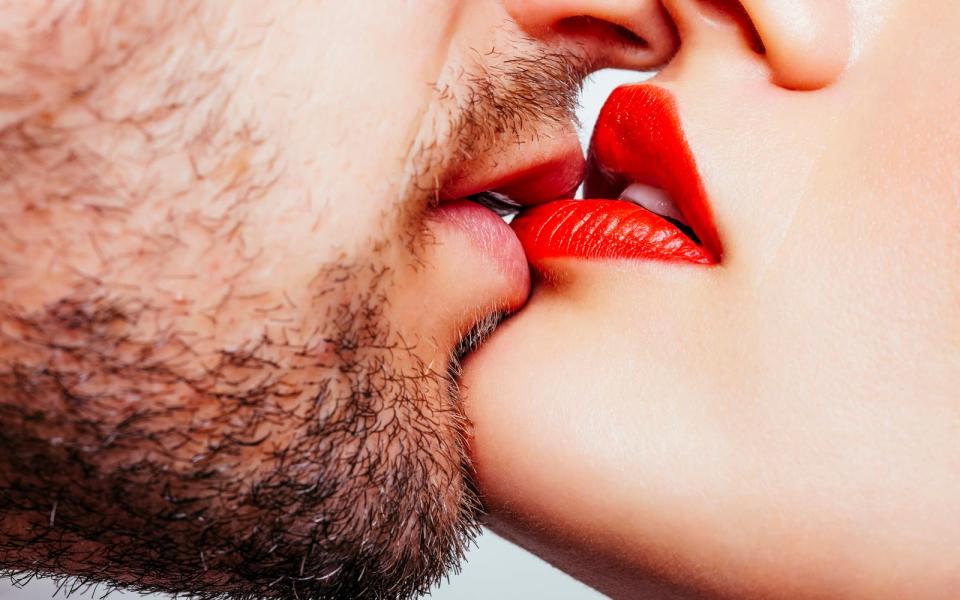 Warum gefällt uns Küssen eigentlich so gut? Das liegt unter anderem an unseren Lippen, denn sie sind etwa hundertmal empfindlicher als unsere Fingerkuppen. Da ist es nur natürlich, dass wir das Küssen so intensiv empfinden. (Bild: iStock / KovacsAlex)