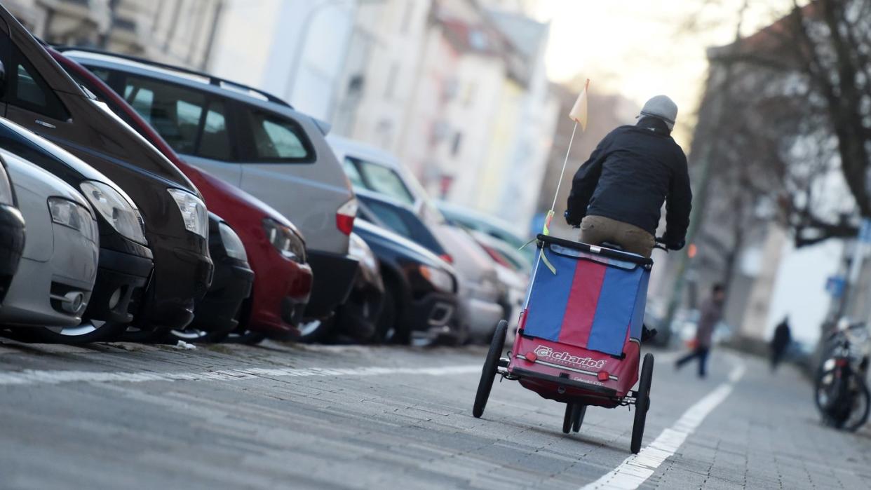 Wer seine Kinder im Fahrradanhänger transportiert, muss kräftig in die Pedale treten. Pedelecs unterstützen hier bis zu einem Tempo von 25 km/h.