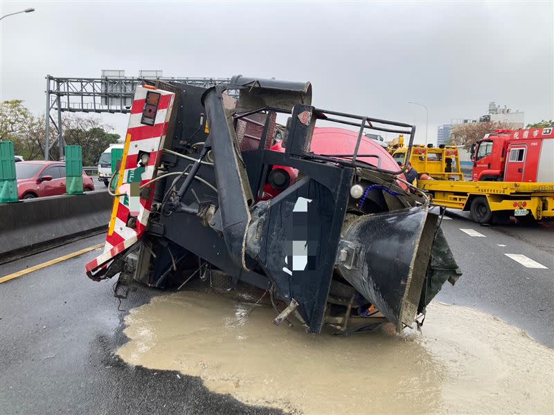 預拌混凝車失控翻覆，水泥流滿地。（圖／翻攝畫面）