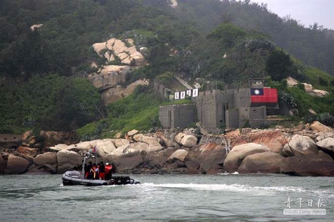 二膽上兵傳穿著救生衣，游到大陸廈門，被大陸海警救起。（青年日報提供）