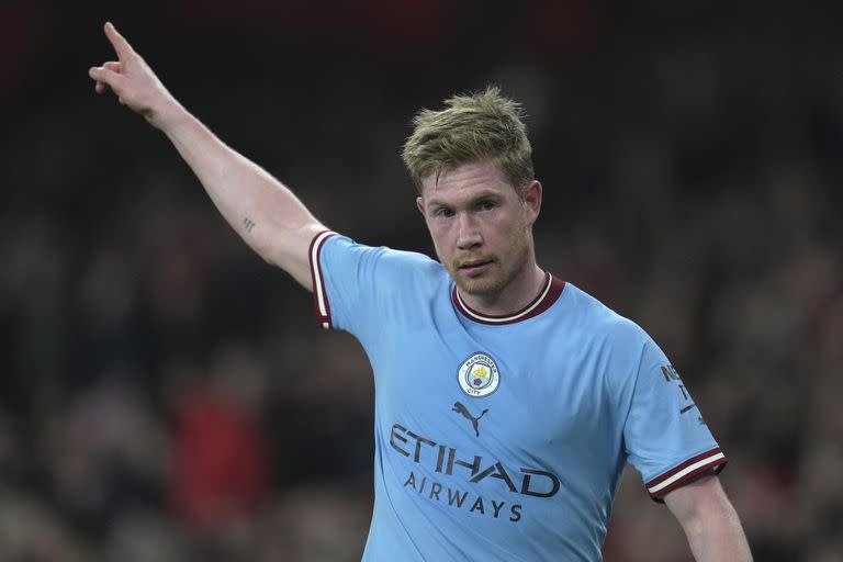 Kevin De Bruyne organiza a sus compañeros en el triunfo ante Arsenal; el belga es el cerebro de Manchester City