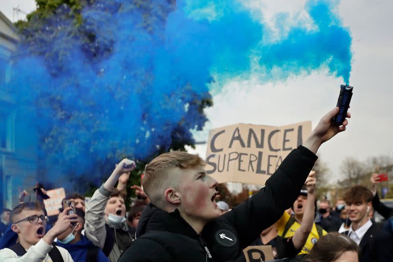 Hinchas de Chelsea protestan contra la decisión del club de ser incluidos en la nueva Superliga Europea; hubo algunos incidentes en Stamford Bridge, Londres.