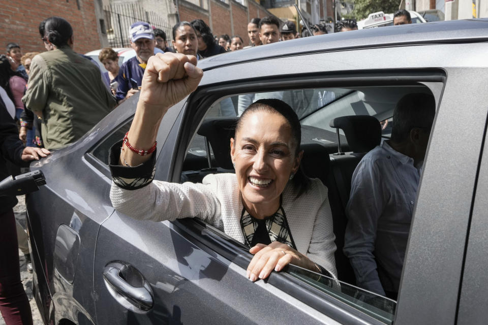 La candidata del partido gobernante, Morena, a la presidencia de México, Claudia Sheinbaum, a la salida del centro de votación donde depositó su boleta en las generales, en la Ciudad de México, el 2 de junio de 2024. (AP Foto/Eduardo Verdugo)