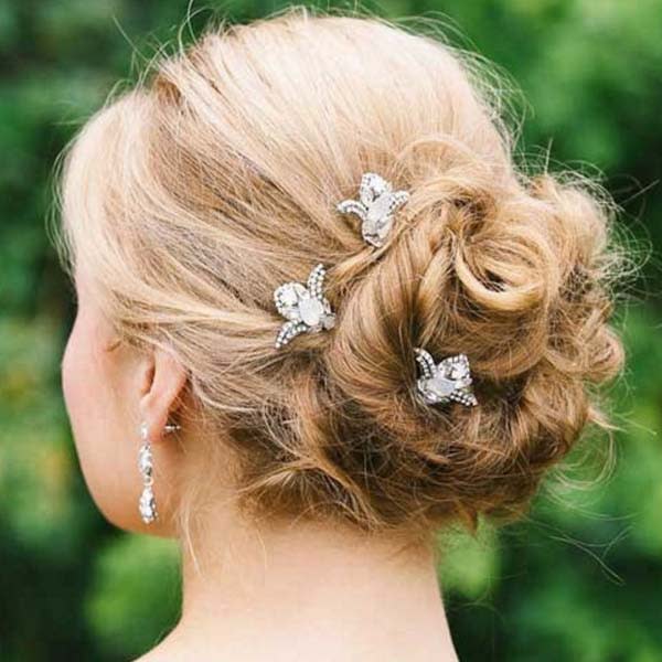 Para sumarle un detalle a tu peinado recogido. Es un set de tres peinetas con cristales y diamantes incrustados, que le añadirán brillo y elegancia a tu peinado. Lo consigues en la tienda en línea Bella Bleu Bridal. - Foto: bellableubridal.com