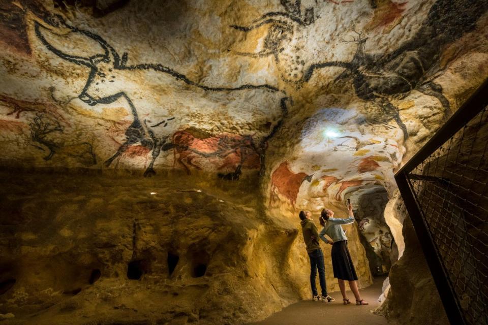 法國舊石器時代遺跡拉斯科洞穴，牆上繪著超過600幅壁畫。圖為拉斯科洞穴的複製品。（圖／法新社）