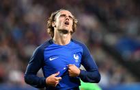 <p>L’international français sortait d’une année 2016 presque pleine, où il aura malheureusement frôlé l’or trop souvent sans pouvoir le toucher. Finaliste de l’Euro et de la Ligue des Champions, troisième du Ballon d’Or, Antoine Griezmann rêvait sans doute de rééditer les mêmes performances individuelles tout en glanant quelques titres au passage. Cela n’a pas été le cas. S’il est resté plutôt constant avec les Bleus sans être flamboyant, l’attaquant a été nettement moins décisif en 2017. Invisible en demi-finale de Ligue des Champions, il n’a pas non plus permis à l’Atlético de Madrid de remporter la Liga. Et la saison actuelle n’a pas commencé sous de bons auspices pour “Grizou”. S’il a choisi de rester à Madrid malgré un mercato agité, le Français, éliminé de la C1 et 18e du Ballon d’Or, doit sans doute se poser des questions à l’heure actuelle. (<em>Photo AFP</em>) </p>