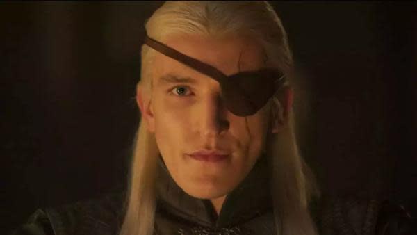 Ewan Mitchell como Aemond Targaryen