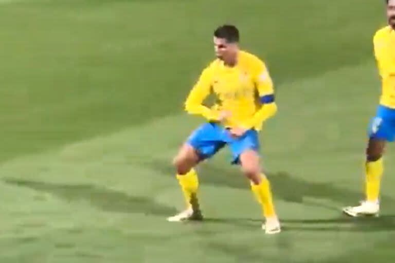 Cristiano Ronaldo makes obscene gesture towards Al Shabab fans amid Lionel Messi chants