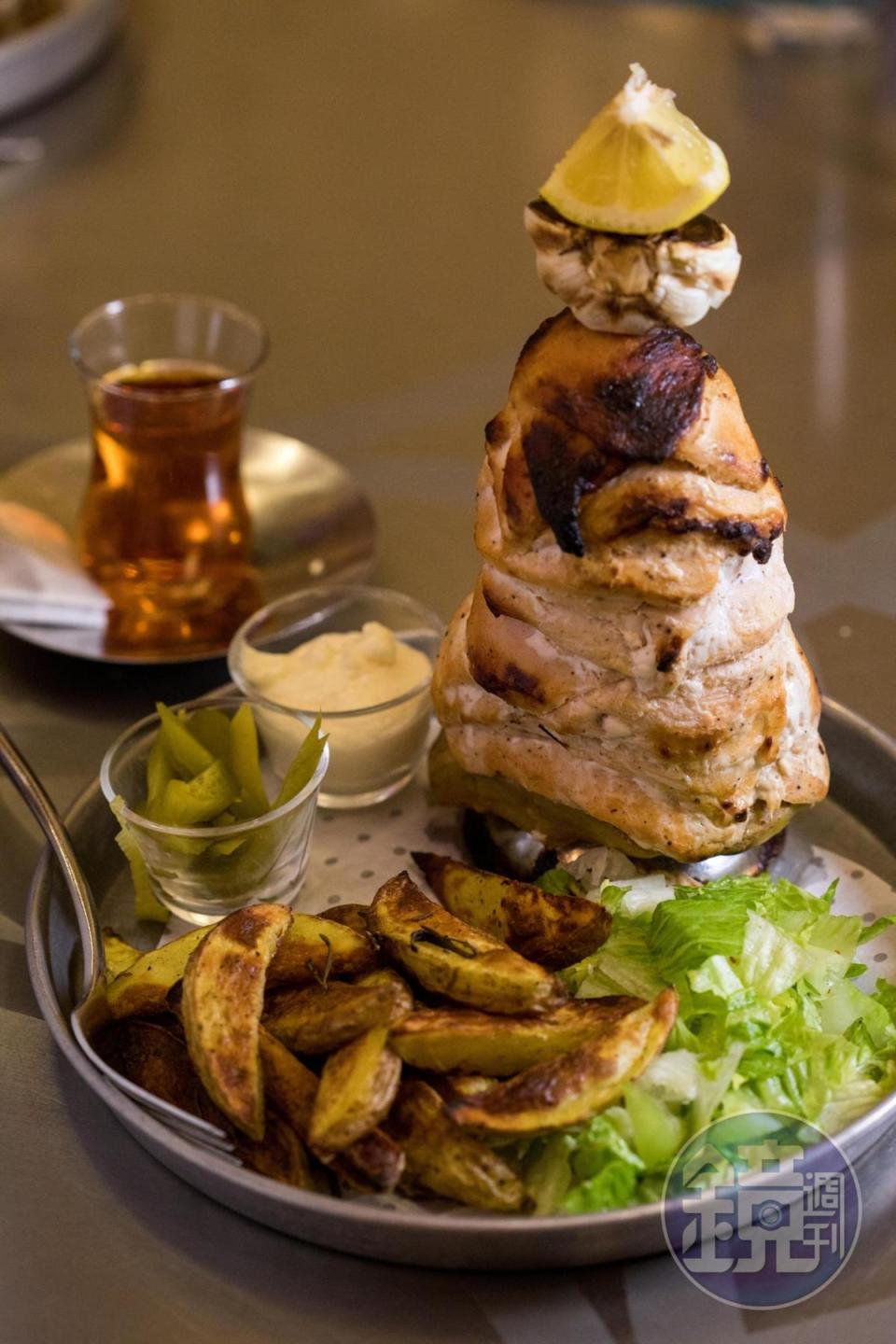 「Sharing Shawarma」就是迷你版的沙威瑪，附上刀叉可以自己動手切。（125迪拉姆／份，約NT$1,049）