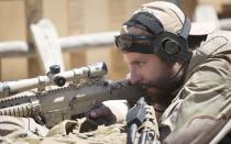 <p>Mit Bradley Cooper in der Hauptrolle drehte Clint Eastwood 2014 seinen wohl umstrittensten Film: "American Sniper". Cooper spielt Chris Kyle, der als der tödlichste Scharfschütze der US-amerikanischen Militärgeschichte gilt. Heldenstory oder überpatriotische Propaganda? Mit einem Einspielergebnis von weltweit über 500 Millionen US-Dollar wurde "American Sniper" jedenfalls der erfolgreichste Kriegsfilm aller Zeiten. (Bild: 2014 Warner Bros. Entertainment Inc.)</p> 