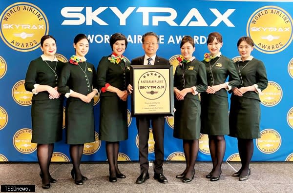 SKYTRAX公佈「二○二四年全球航空公司大獎」，長榮航空連續九年榮獲五星級航空公司殊榮，並入選「全球十大最佳航空公司」第八名，由長榮航空總經理孫嘉明（中）親自出席頒獎典禮。（圖：長榮航空提供）