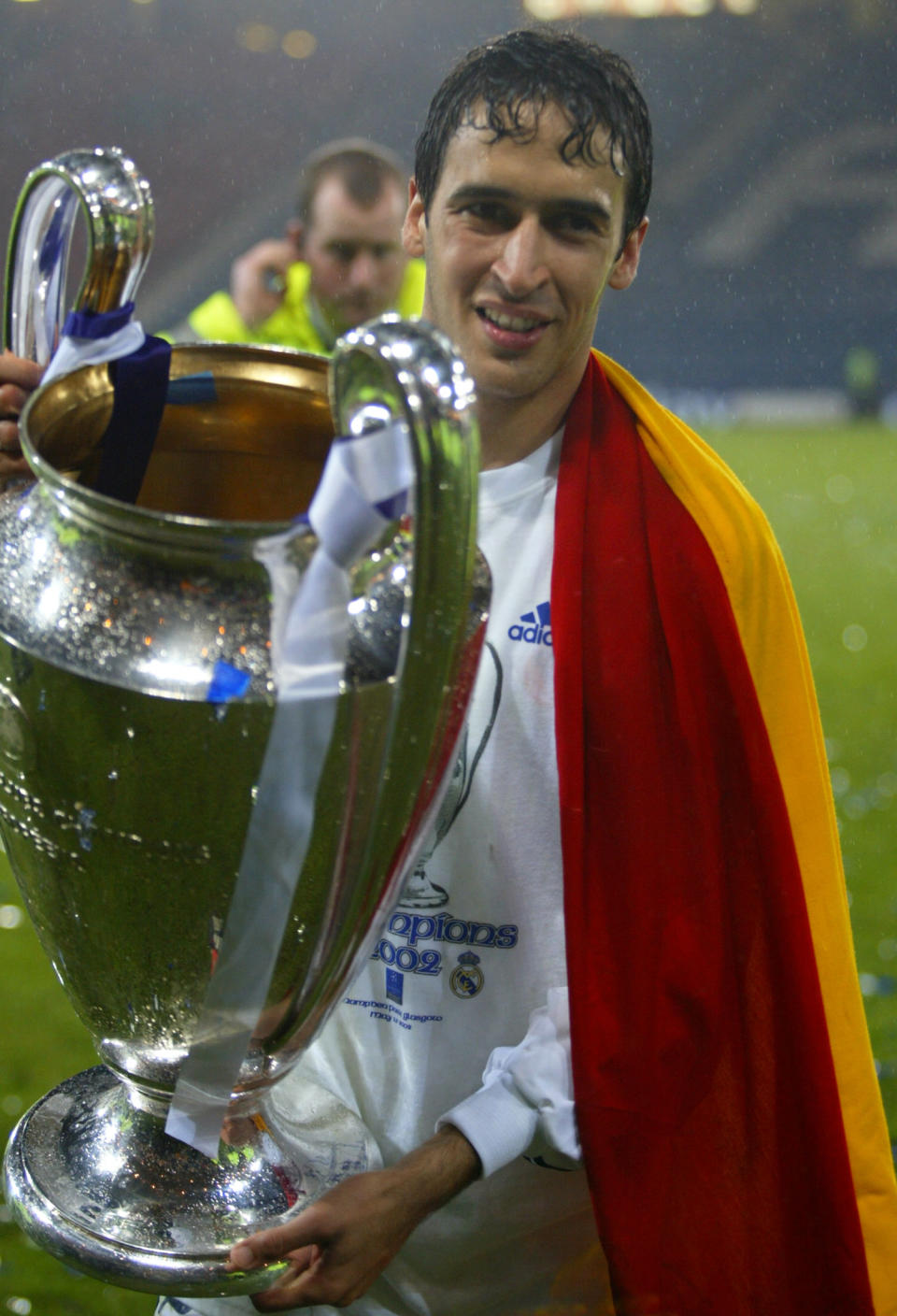 Raúl con la tercera de las tres Copas de Europa que ganó con el Real Madrid. (Foto: Adrian Dennis / AFP / Getty Images).