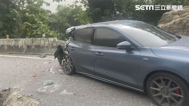 鍾先生當時隻身開車從宜蘭要開往花蓮，豈料竟遭巨石砸中，車尾嚴重毀損。（圖／鍾先生提供）