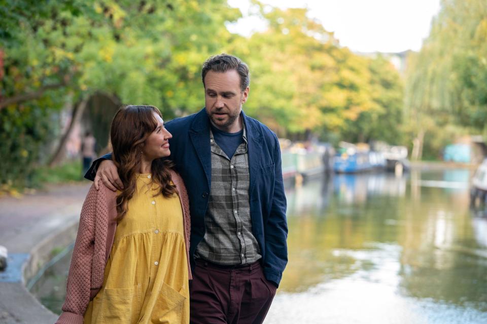 RAFE SPALL and ESTHER SMITH in TRYING (2020), directed by JIM O'HANLON. Credit: BBC STUDIOS / Album