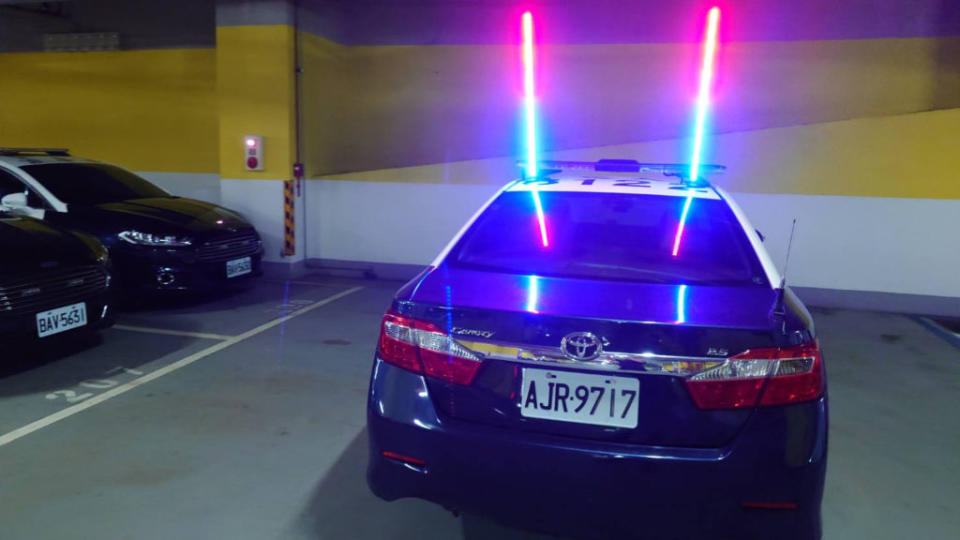 活動式車頂LED警示燈相比升降式LED桿式輔助警示燈維護成本更低。(圖片來源 / 台中市政府警察局交通大隊)