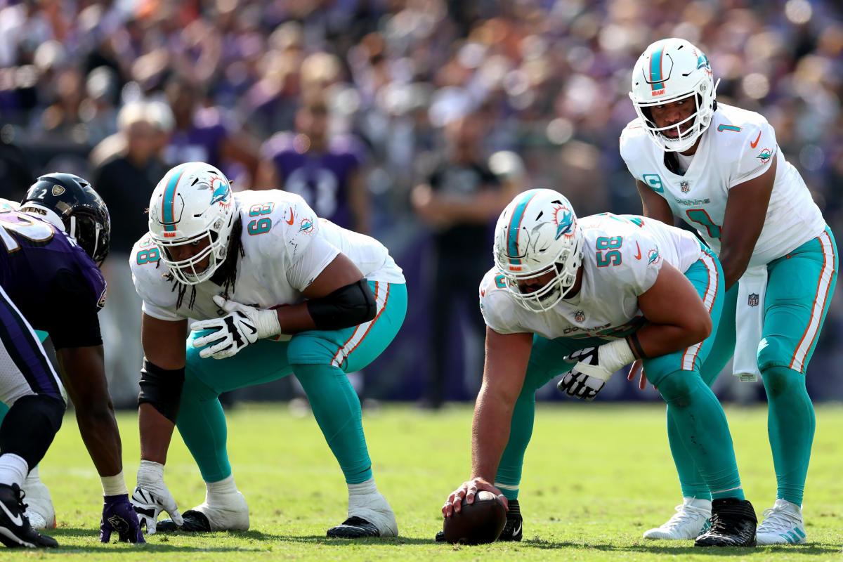 Where did Dolphins' offensive line fall in PFF's 2023 rankings?