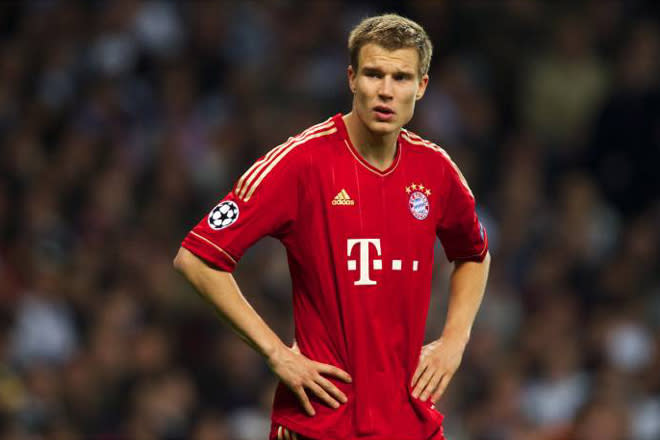 Holger Badstuber: Er ist zurück auf seiner geliebten Position in der Innenverteidigung! Soweit das Positive, noch scheint Badstuber nicht ganz der Alte. Rackerte hart gegen Soldado, war oft nicht der Sieger im Zweikampf. Er kann wesentlich mehr. Note: 5