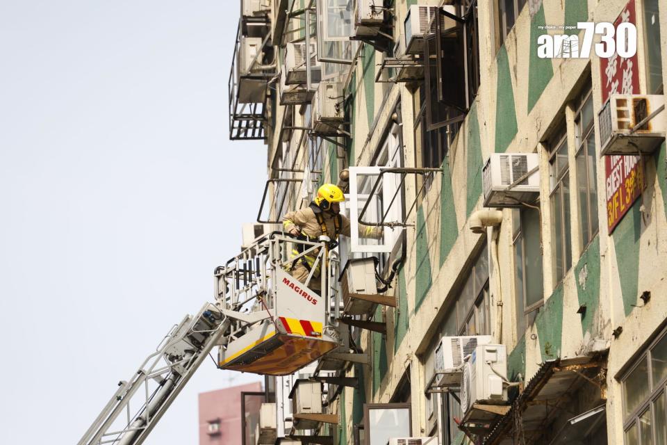 佐敦華豐大廈火警｜天台住客開放露台讓街坊暫避 樹下獻花「願死者安息」