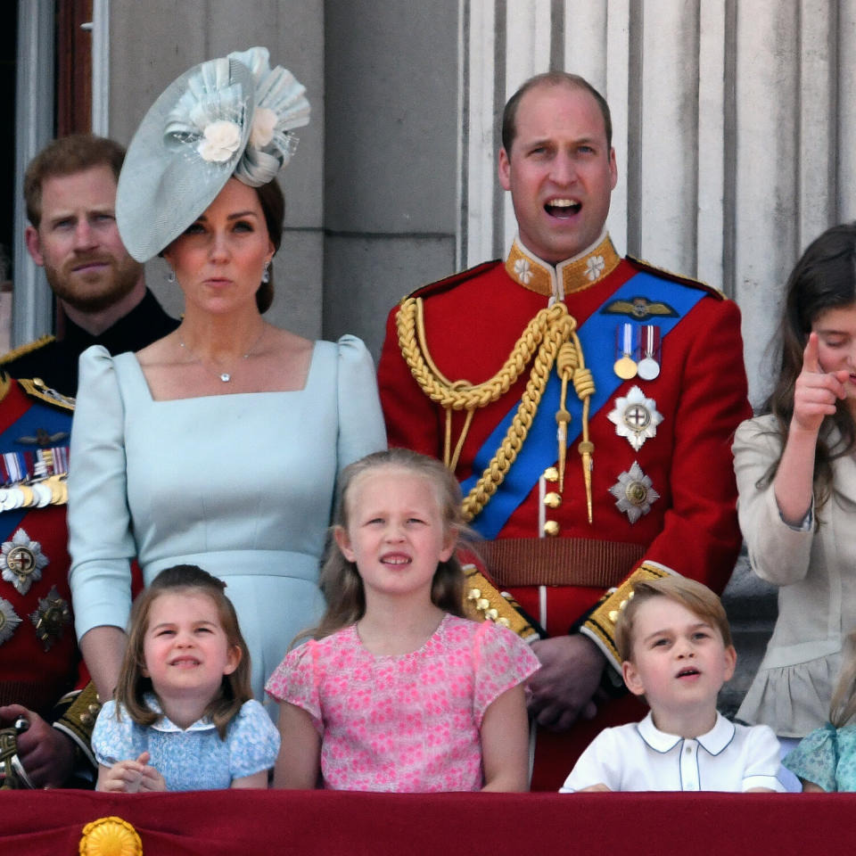 Dass Prinzessin Charlotte immer Kleider oder Röcke trägt, hat nicht der royale Dresscode, sondern Mama Kate entschieden. (Bild: Getty Images)