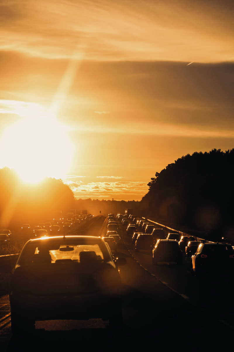 圖／台灣地狹人綢，就算多出一天假日，不免還是會遇上塞車…究竟，過年返鄉要怎麼安排才能避開塞車潮呢？（照片為示意圖）