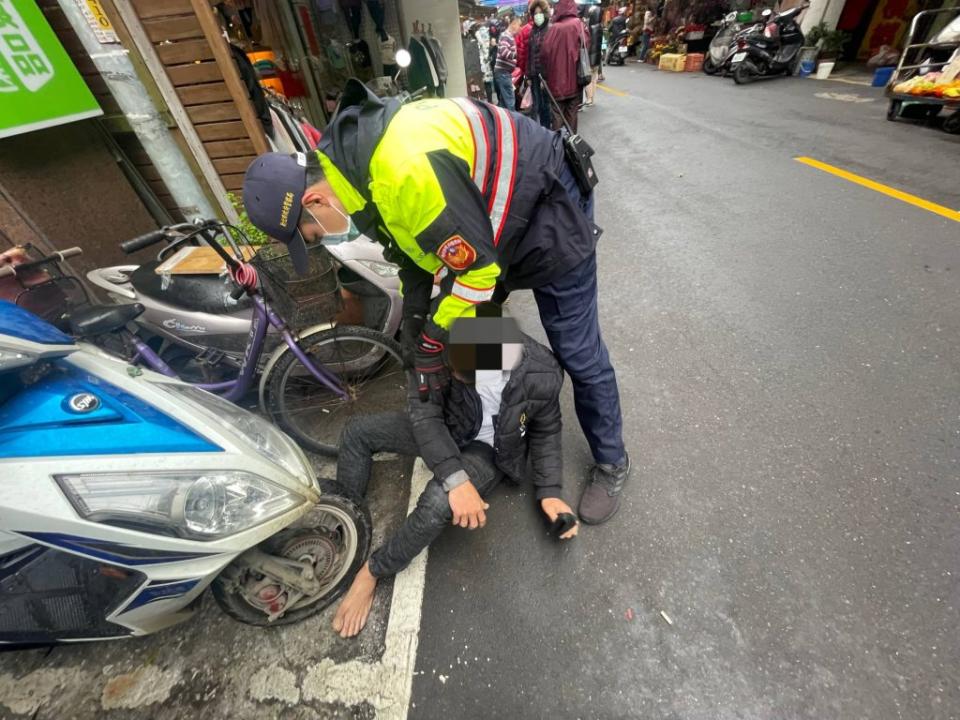 逃逸移工遭壓制。（淡水警分局提供）