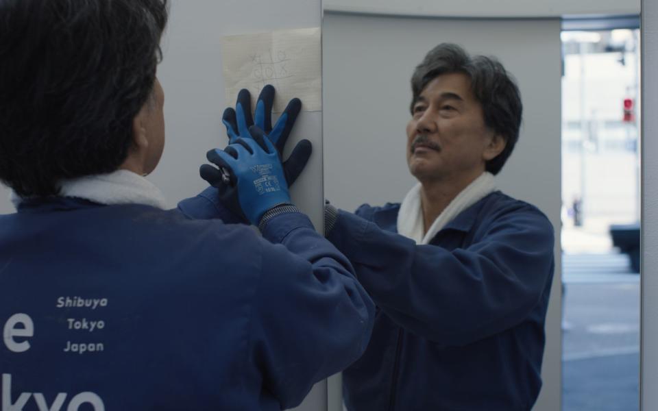 In "Perfect Days" erzählt Regisseur Wim Wenders auf dokumentarische Art und Weise aus dem Alltag des Toilettenreinigers Hirayama (Koji Yakusho), dessen routinierter Alltag schon bald durcheinander gebracht wird. (Bild: 2023 Master Mind Ltd.)