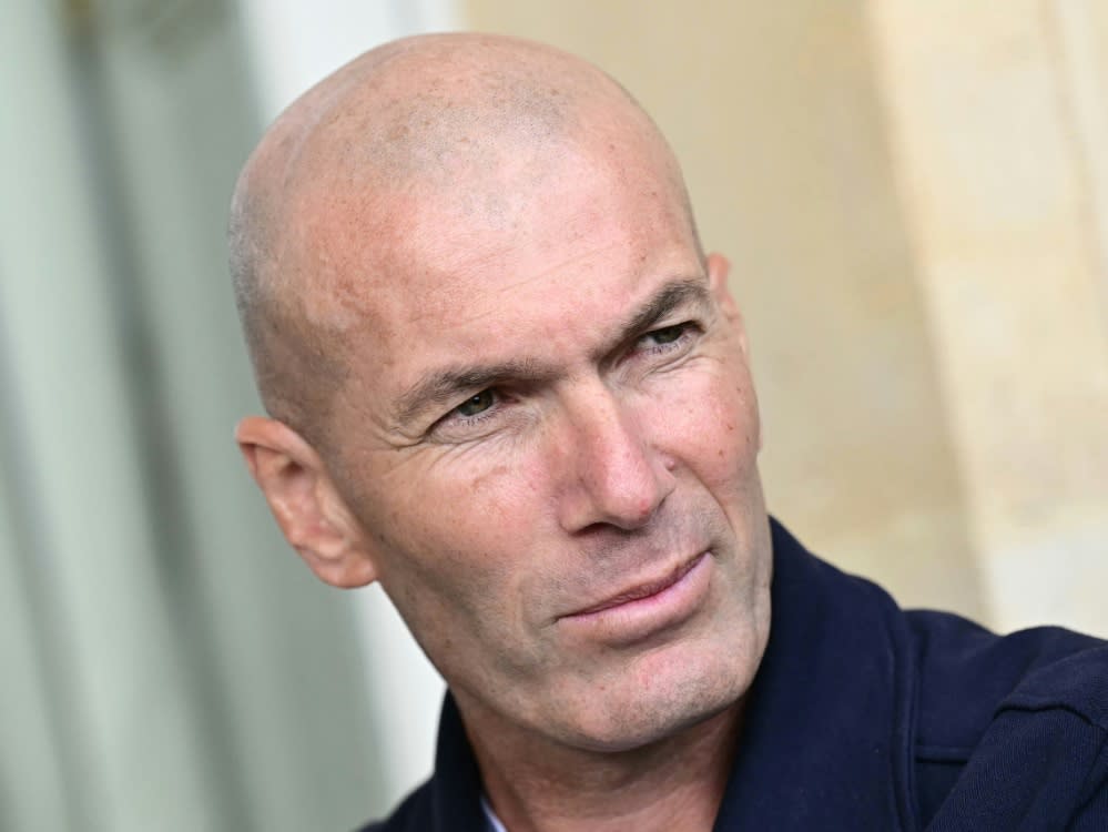 Zinedine Zidane schwenkt die Startflagge (MIGUEL MEDINA)