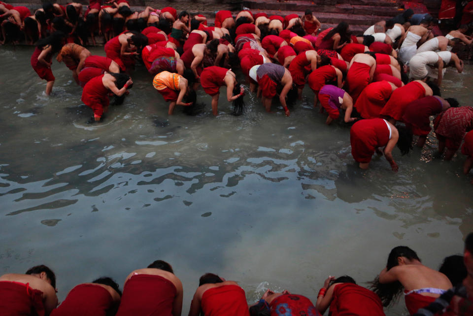 <p>Das Hindu-Fest „Maghe Sankranti“ markiert in Nepal das Ende des Winters. Im Zuge des heiligen Badens, eines Reinigungsrituals, waschen sich Frauen im Fluss Bagmati in der Hauptstadt Kathmandu. (Bild: AP Photo) </p>