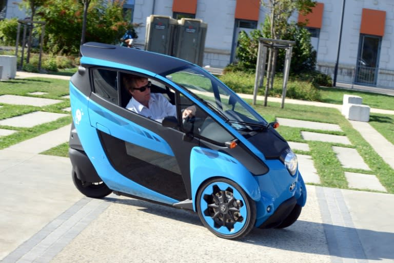 El I-Road, un vehículo eléctrico de tres ruedas del fabricante Toyota, presentado en la ciudad francesa de Grenoble el 12 de septiembre de 2014 (Jean-Pierre Clatot)