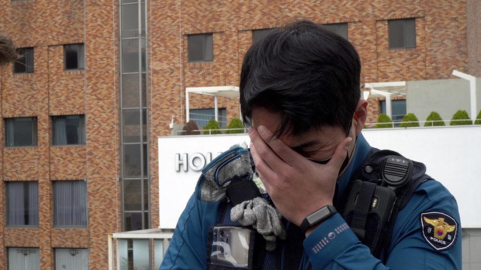 Captura del video de la entrevista con el inspector de policía que estuvo en la fatídica estampida de Seúl.