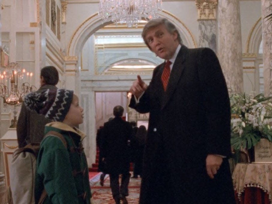 donald trump talking to kevin and pointing in home alone 2