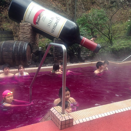 En Japón puedes bañarte en una piscina de vino tinto