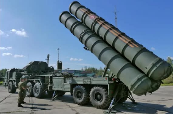 俄軍可使用 S-400 地對空導彈系統，對 F-16 進行遠程打擊。   圖 : 翻攝自青松解局