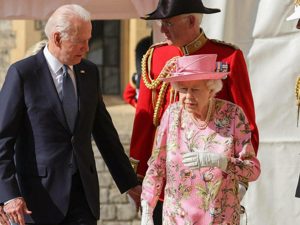 Joe Biden im Gespräch mit der Queen (Bild: imago images/i Images)