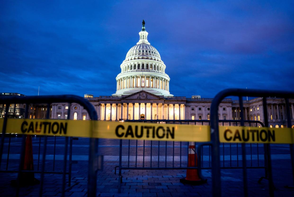 The U.S. Capitol on the first morning of a partial government shutdown. (Photo: Jim Lo Scalzo/EPA-EFE/REX/Shuttterstock)
