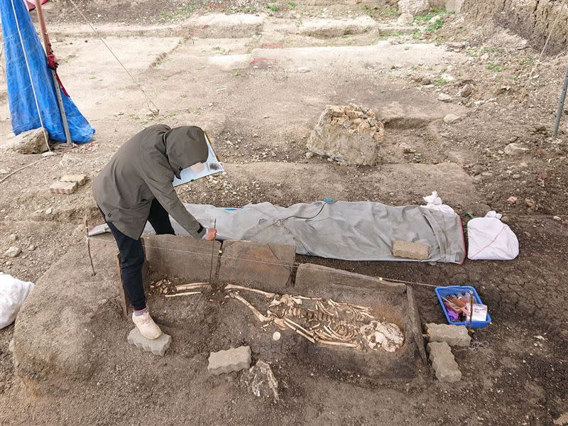  墾丁鵝鑾鼻公園挖出51具人骨。（圖／清華大學提供）